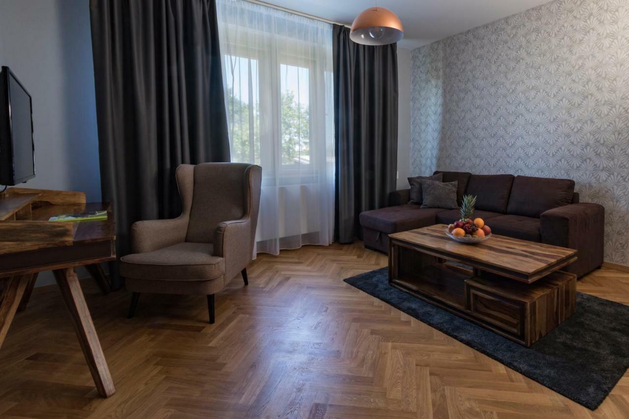 Areal Botanika Hotel Unhost Ngoại thất bức ảnh